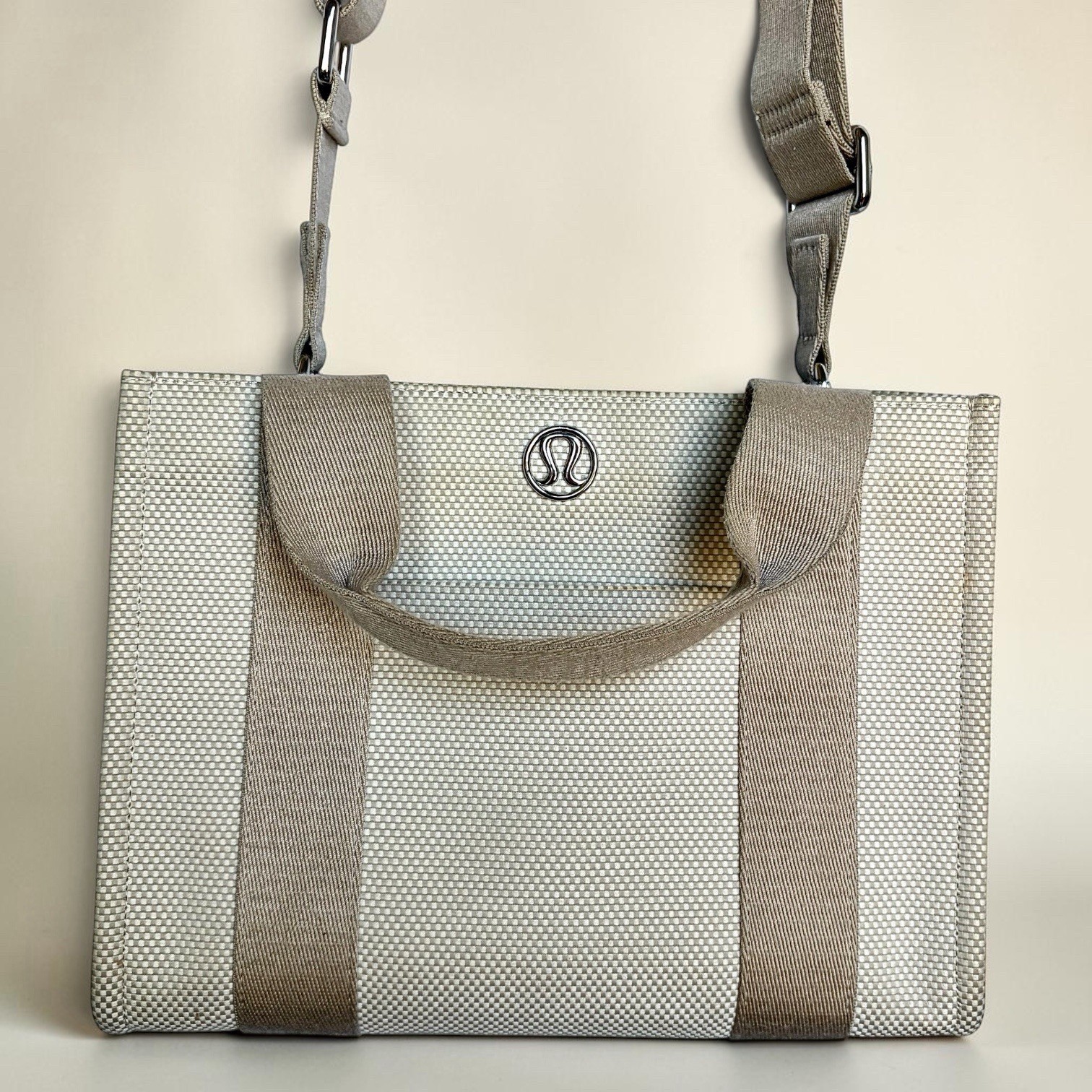 Lululemon Two-Tone Canvas Mini Tote Bag 4.5L Shoulder Crossbody Beige Neutral Lululemon Two-Tone Canvas Mini Tote Bag 4.5L Shoulder Crossbody Beige Neutral