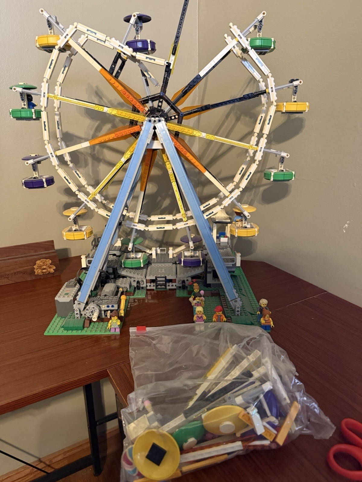 LEGO 2015 Creator Expert 10247 Ferris Wheel Built Set with Minifigures LEGO 2015 Creator Expert 10247 Ferris Wheel Built Set with Minifigures