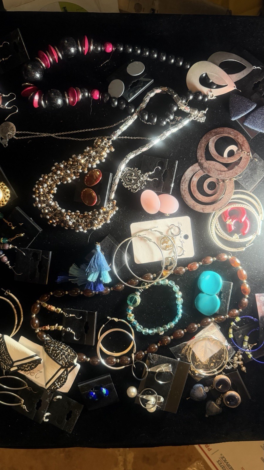 Vintage jewelry lot - over a lb of earrings and necklaces, many pieces Vintage jewelry lot - over a lb of earrings and necklaces, many pieces