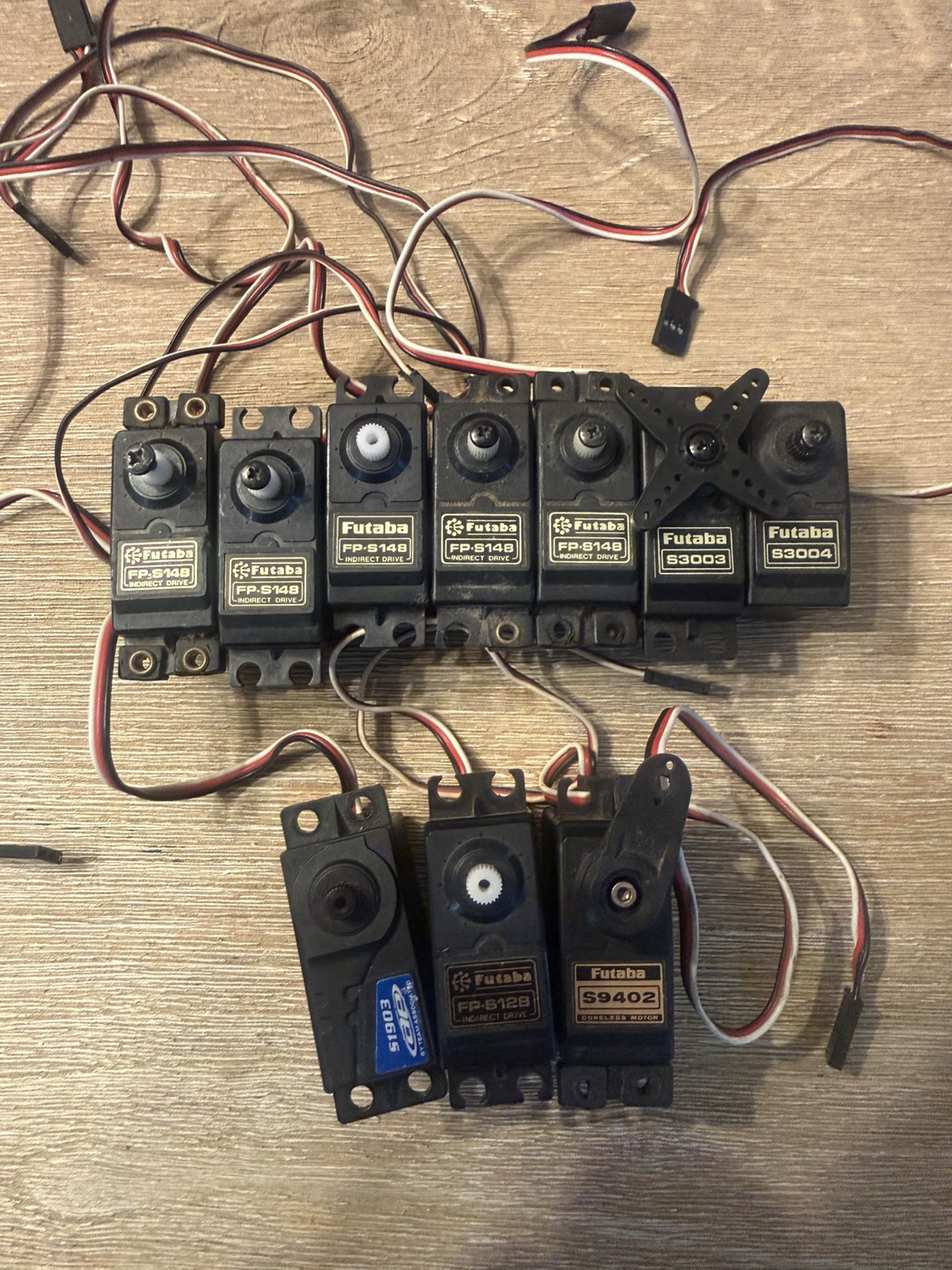 Lot of 10 Servos: 9 Futaba - 1 Team Associated FP-S148 S3003 S3004 FP-S128 S9402