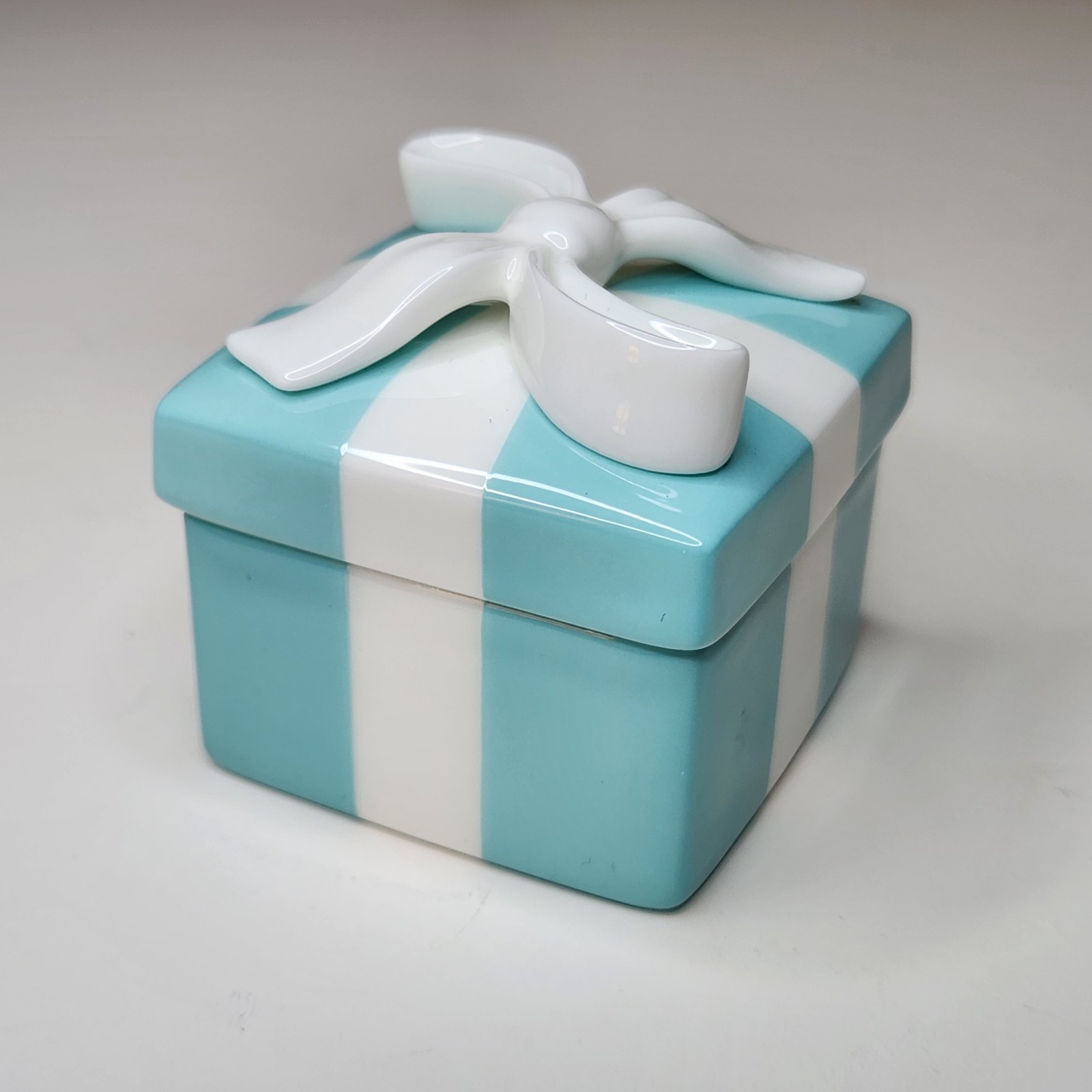Tiffany & Co Porcelain Ceramic Blue Gift /Trinket Jewelry Box White Bow Tiffany & Co Porcelain Ceramic Blue Gift /Trinket Jewelry Box White Bow