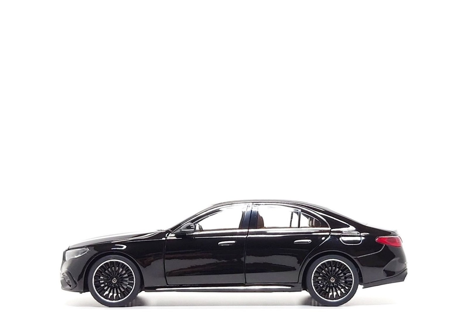 iScale 1:18 Mercedes-Benz E-Class (W214) AMG-Line in Black