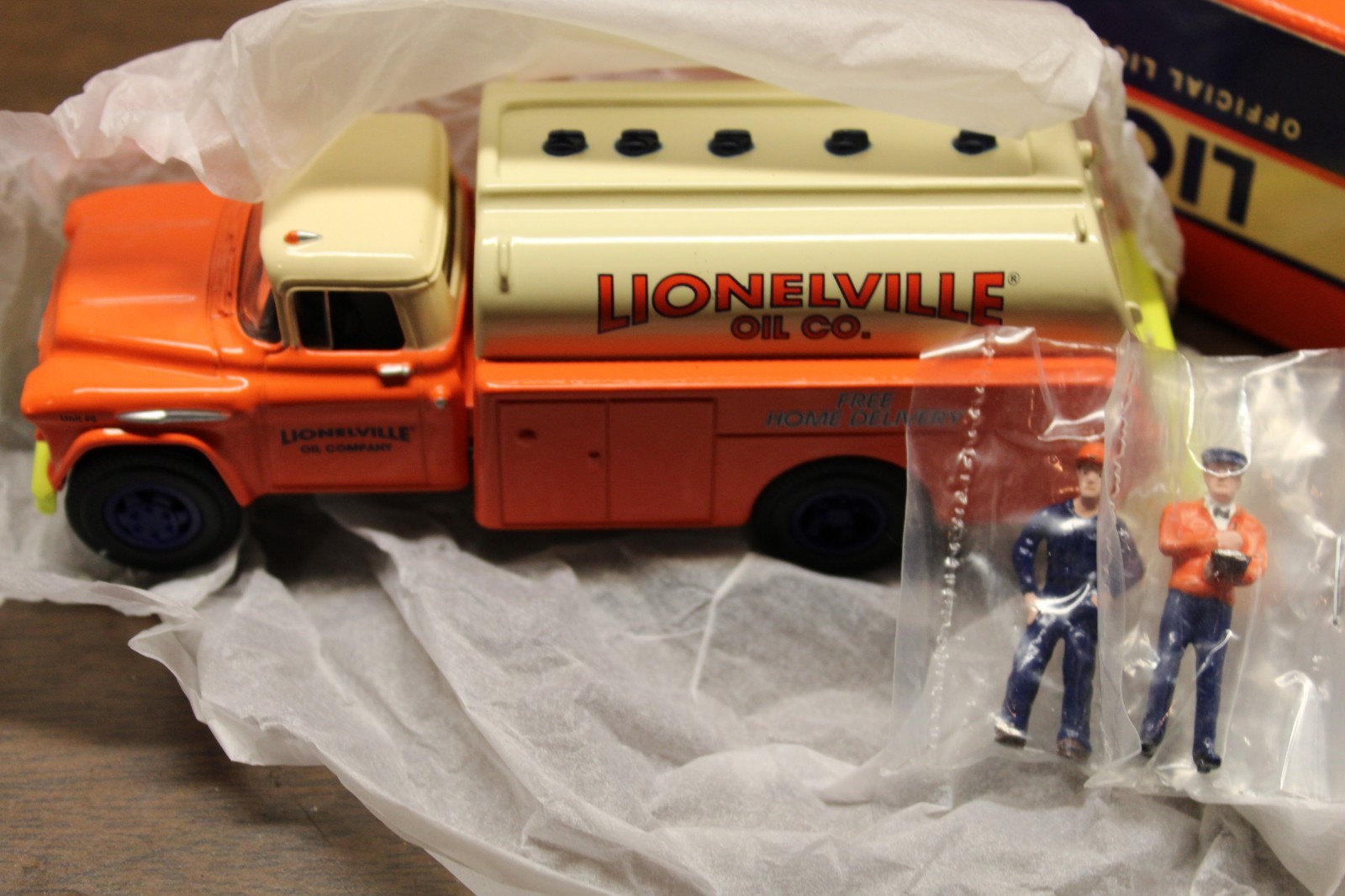 Lionel Eastwood No. 338500 Die Cast Lionelville Oil Co Tanker With Box + two fig