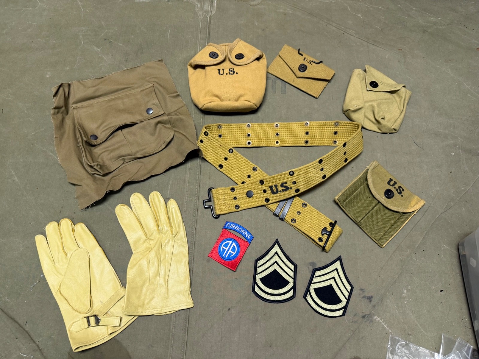 WWII US AIRBORNE PARATROOPER CARBINE AMMO POUCH, JUMP GLOVES, BELT GEAR LOT WWII US AIRBORNE PARATROOPER CARBINE AMMO POUCH, JUMP GLOVES, BELT GEAR LOT
