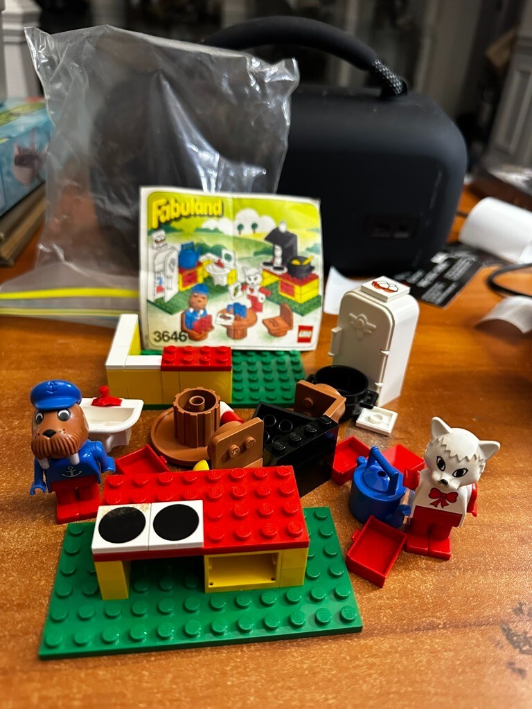 Vintage Lego 3646 Fabuland Kitchen and Figures