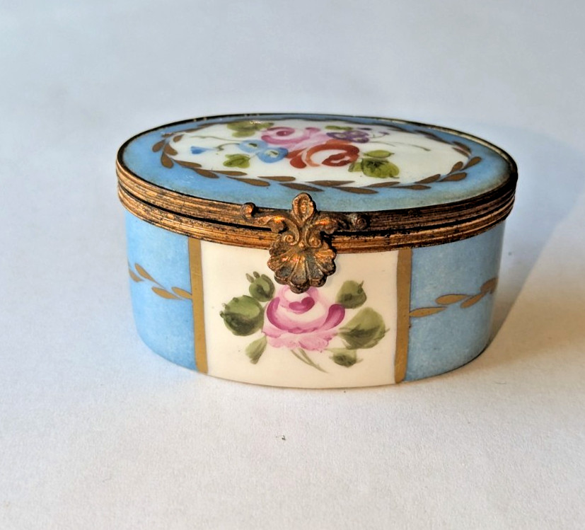 Antique French Porcelain Snuff/Trinket Box, Sèvres Style, Hand Painted, c. 1900