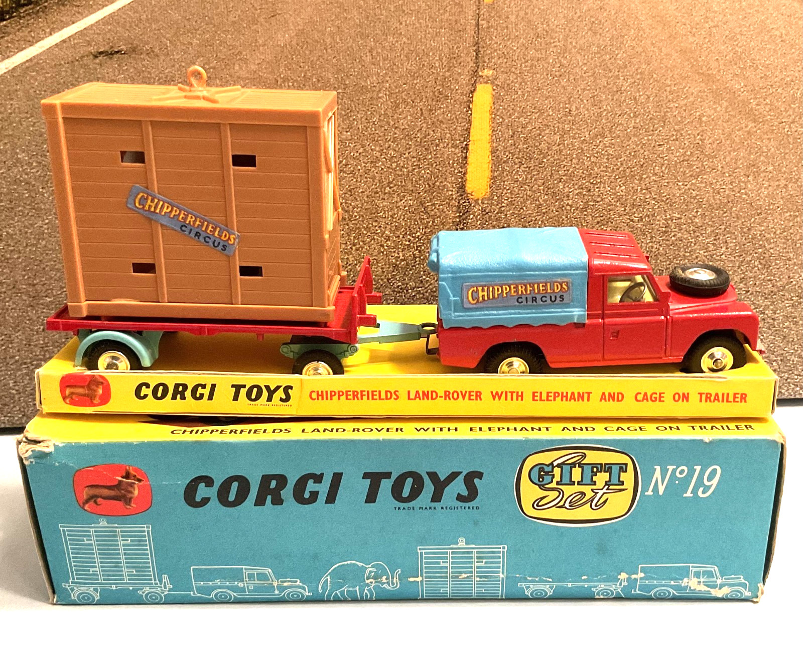 1962 CORGI  Great Britain Gift Set 19 CHIPPERFIELDS Land Rover ELEPHANT CAGE  MB