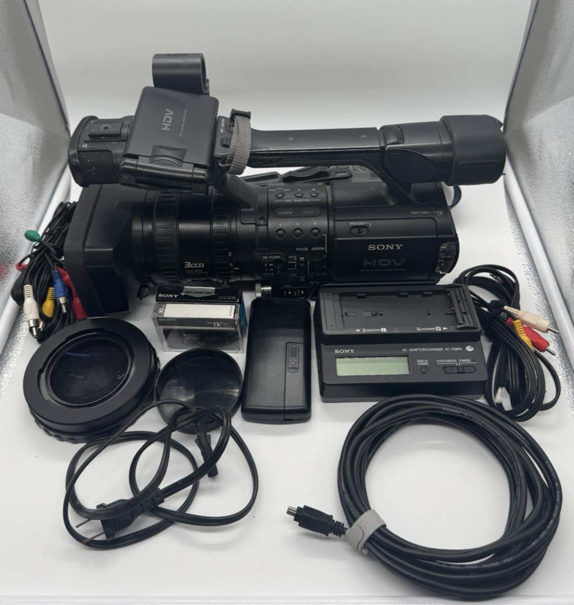 Sony HVR-V1U HDV Camcorder Bundle w/Accessories & Carrying Case