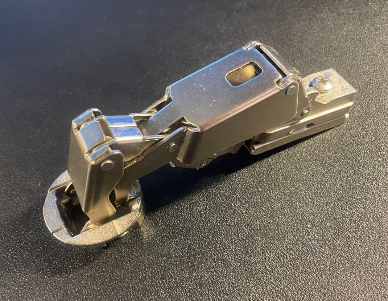 GRASS 4803-01 Clip-On Hinge – FULL Overlay – 170° Opening – NEW CONDITION