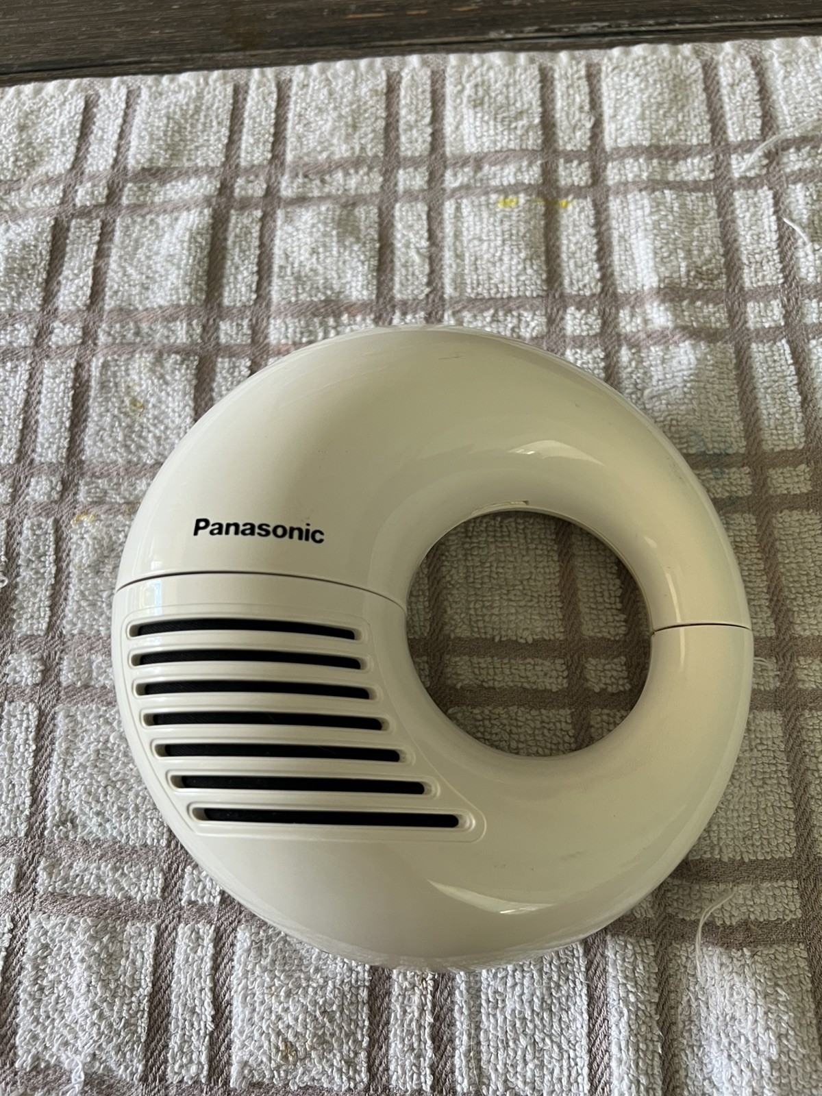 Vintage 1969 Panasonic R-72 glossy WHITE “Toot A Loop” AM Radio Vintage 1969 Panasonic R-72 glossy WHITE “Toot A Loop” AM Radio