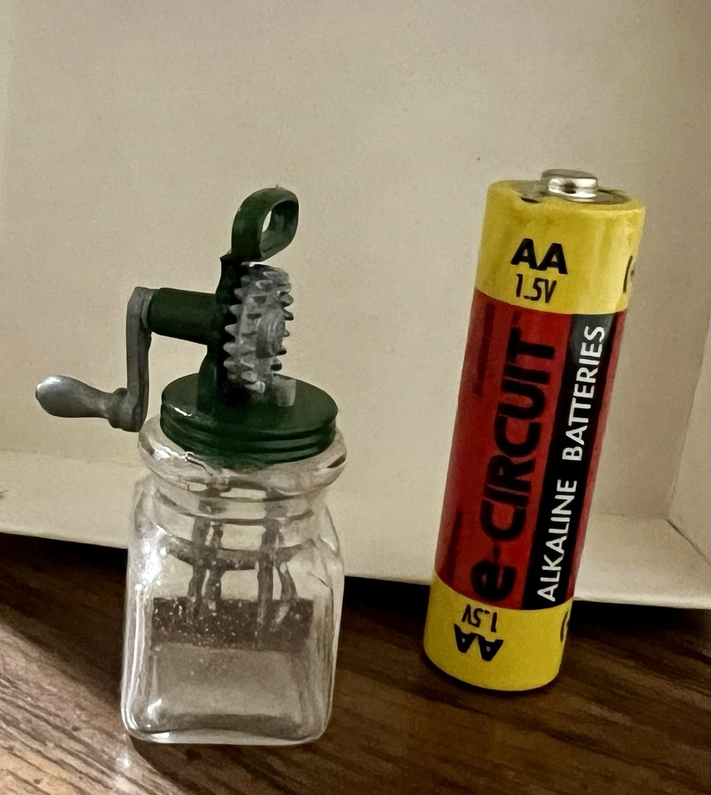 VTG DOLLHOUSE MINIATURE GLASS METAL HAND MIXER CHURN WORKS LIKE HENNIG /THUMBKIN