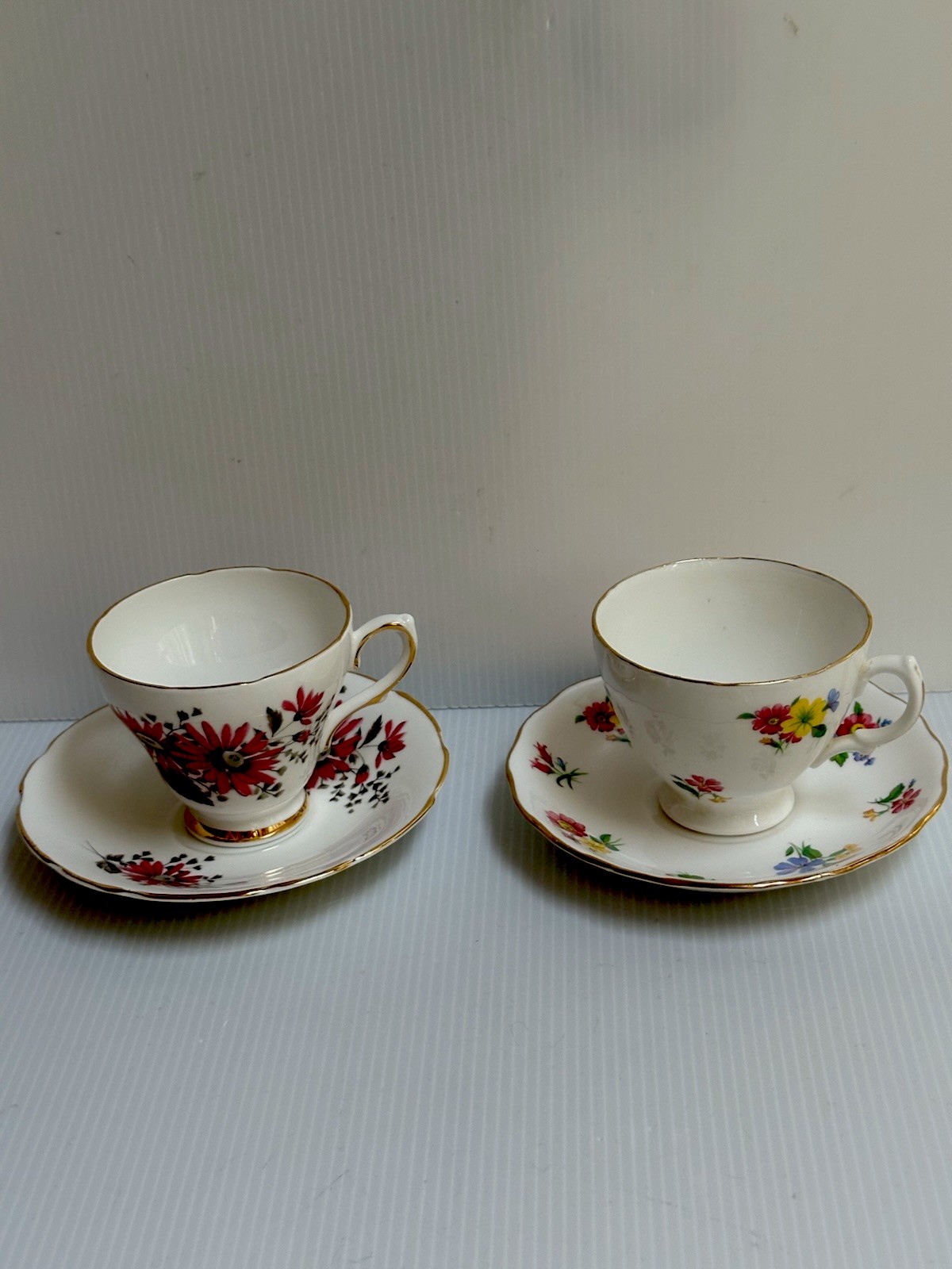 VTG ROYAL KENDALL AND ROYAL VALE ENGLAND 2 TEA CUPS 2 SAUCERS SET FLORAL GOLD 