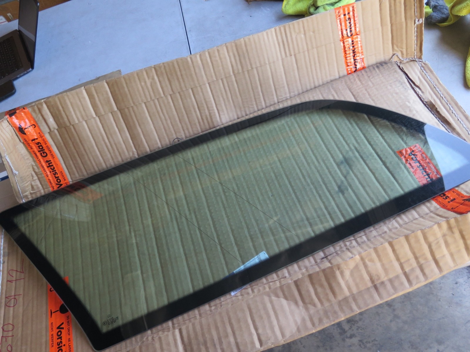 NOS OEM Mercedes Benz A2106700112 Rear Side Window Pane E210 (PB) NOS OEM Mercedes Benz A2106700112 Rear Side Window Pane E210 (PB)
