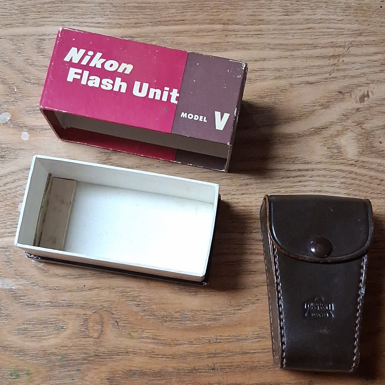 Vintage Nippon Kogaku Nikon Fan Flash Unit MODEL V Box w/ Case Vintage Nippon Kogaku Nikon Fan Flash Unit MODEL V Box w/ Case