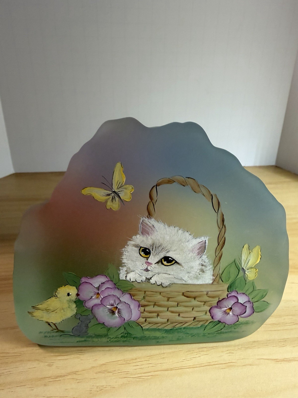 FENTON GLASS NFGS LE GREEN RAINBOW SATIN PAPERWEIGH W/HP KITTY IN BASKET FENTON GLASS NFGS LE GREEN RAINBOW SATIN PAPERWEIGH W/HP KITTY IN BASKET