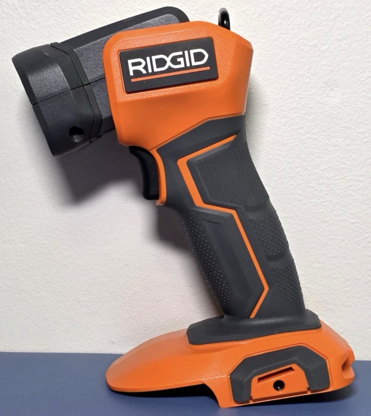 RIDGID R8695B 18V Cordless LED Work Light 400 Lumens Tested Tool Only RIDGID R8695B 18V Cordless LED Work Light 400 Lumens Tested Tool Only