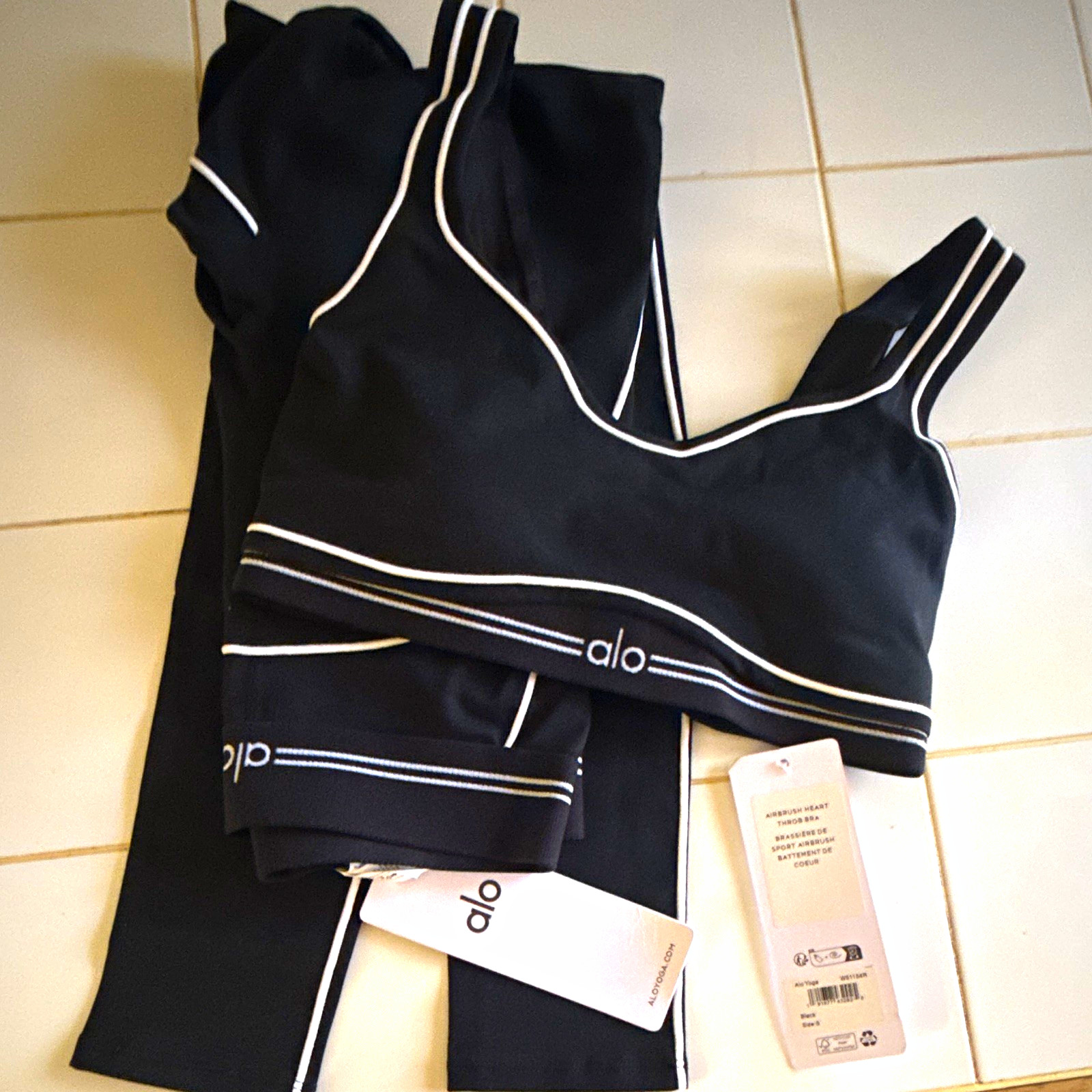Alo Yoga Black/White 2pc Sports Bra & Leggings Set Size S Alo Yoga Black/White 2pc Sports Bra & Leggings Set Size S
