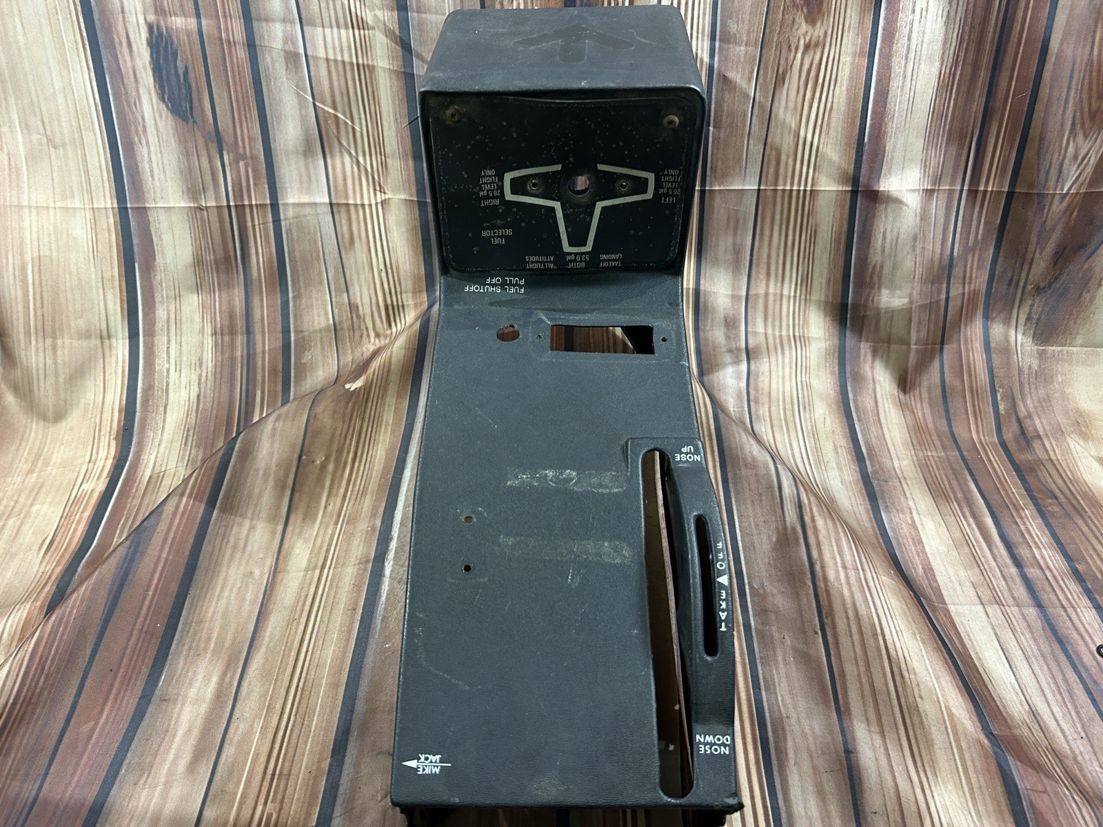 Cessna 172  Console w/o Rudder Trim 0500233