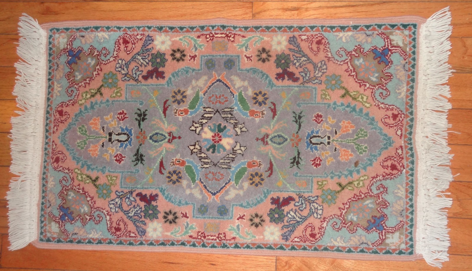 Very Pretty Vintage 2' x 3' Hand Knotted Oriental Rug in Excellent Condition Very Pretty Vintage 2' x 3' Hand Knotted Oriental Rug in Excellent Condition