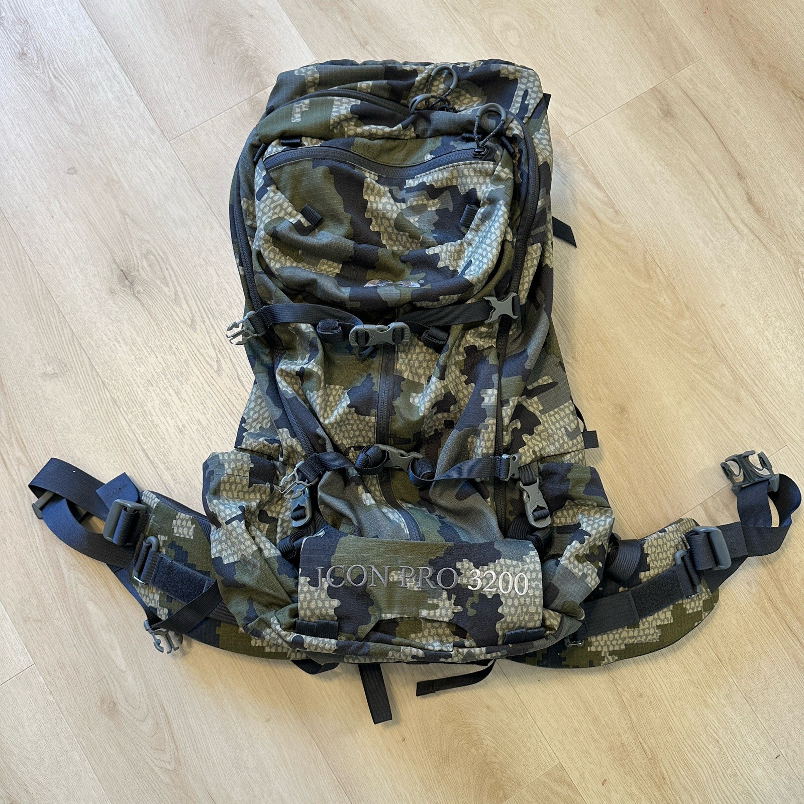 Size Large KUIU ICON Pro 3200 Backpack With Carbon Fiber Frame+ICON Pro Size Large KUIU ICON Pro 3200 Backpack With Carbon Fiber Frame+ICON Pro
