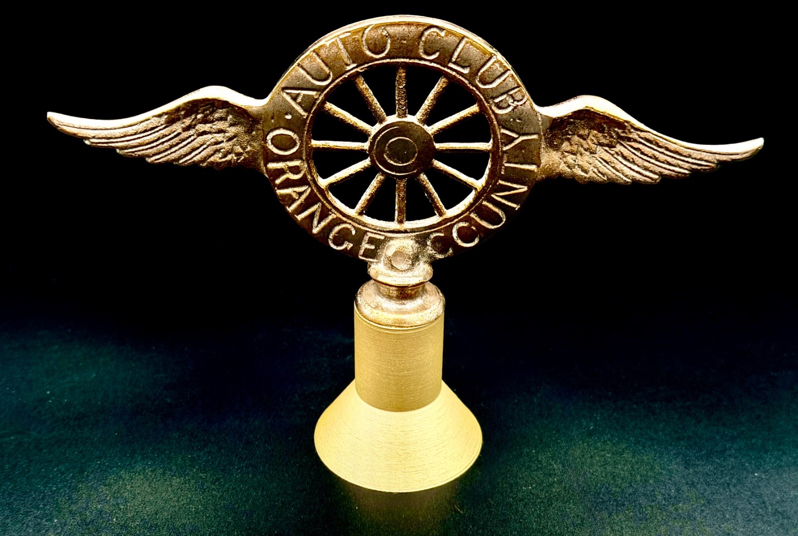 VINTAGE 1920s–1930s ORANGE COUNTY AUTO CLUB WINGED WHEEL HOOD ORNAMENT / RADIATO