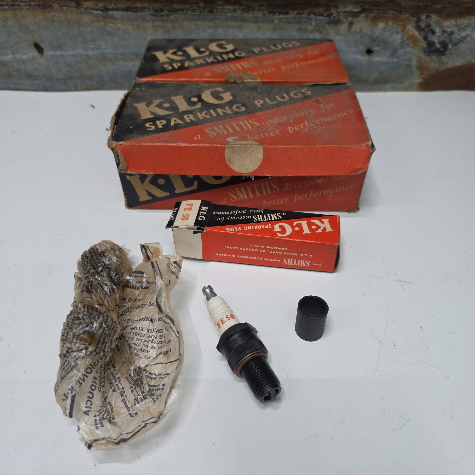 22x NOS KLG Spark Plugs FE-50 and Boxes Norton Jaguar 22x NOS KLG Spark Plugs FE-50 and Boxes Norton Jaguar