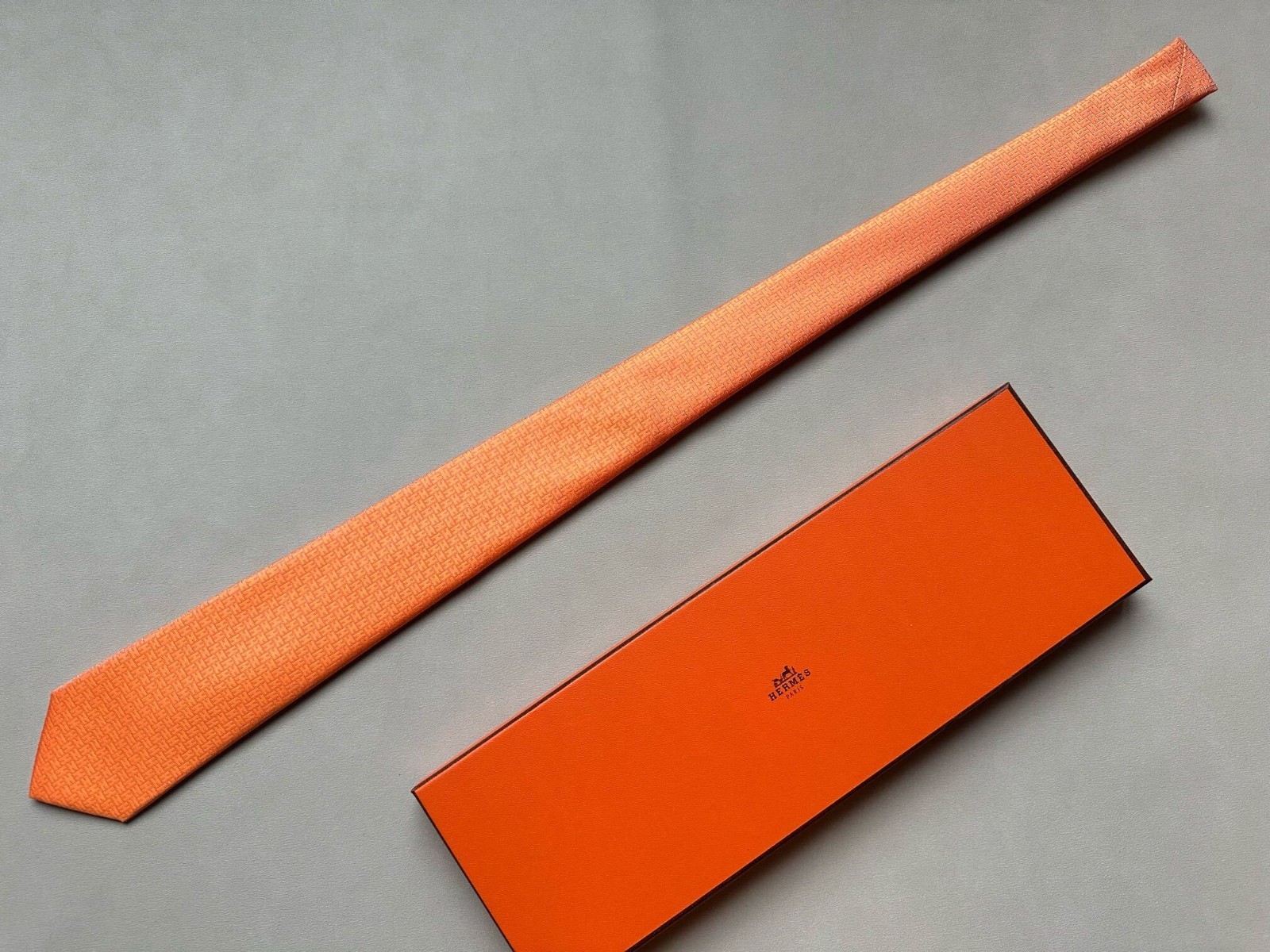 HERMÈS PARIS 100% SILK ORANGE H PATTERN JACQUARD TIE MADE IN FRANCE HERMÈS PARIS 100% SILK ORANGE H PATTERN JACQUARD TIE MADE IN FRANCE