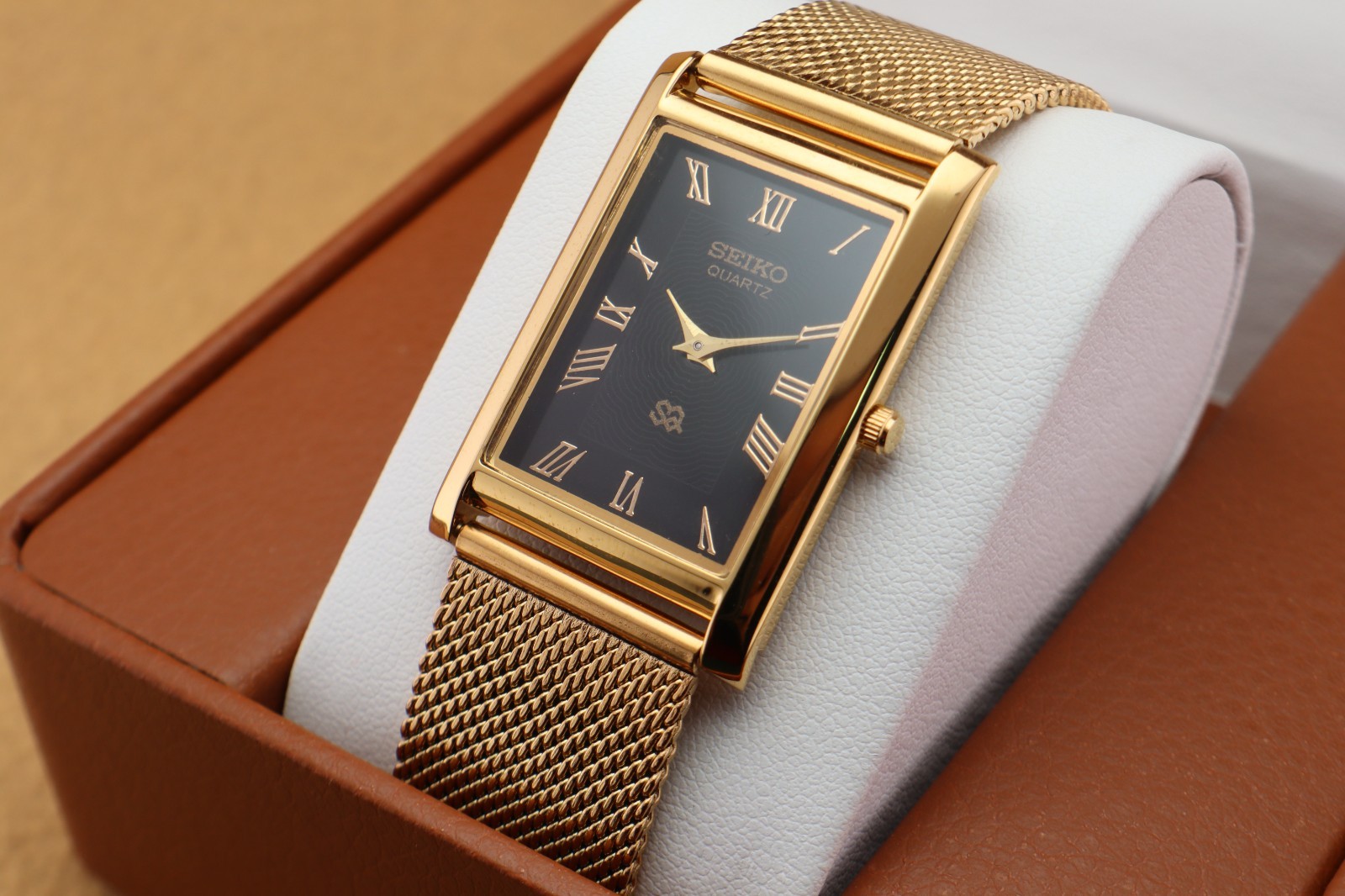Vintage Seiko Slim Quartz Men\'s Wrist Watch Black  Dial with Gold Bracelet.