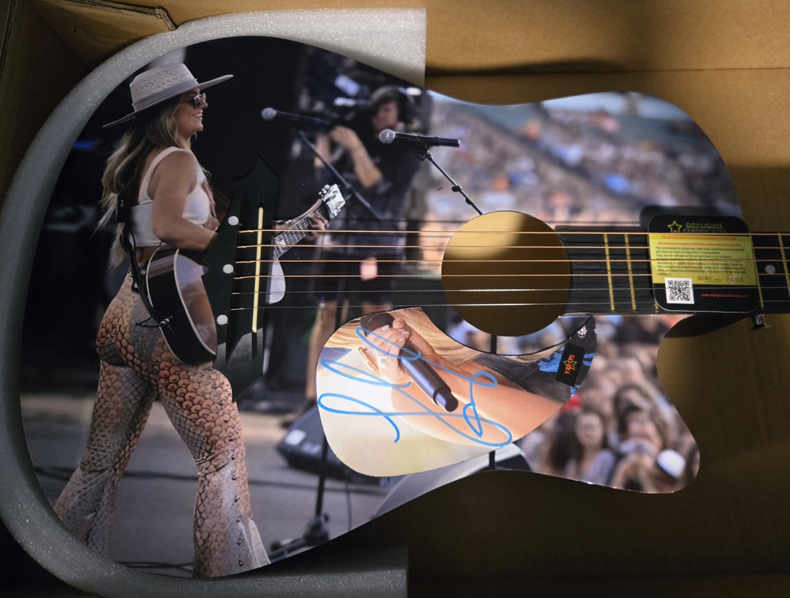 LAINEY WILSON SIGNED ACOUSTIC GUITAR AUTOGRAPHED COA SINGER LAINEY WILSON SIGNED ACOUSTIC GUITAR AUTOGRAPHED COA SINGER