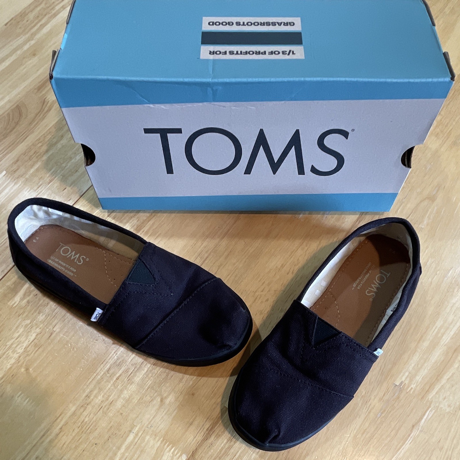 TOMS Women\'s Black Canvas Slip-On Flats Round Toe Casual US 3 EU 35 UK 2