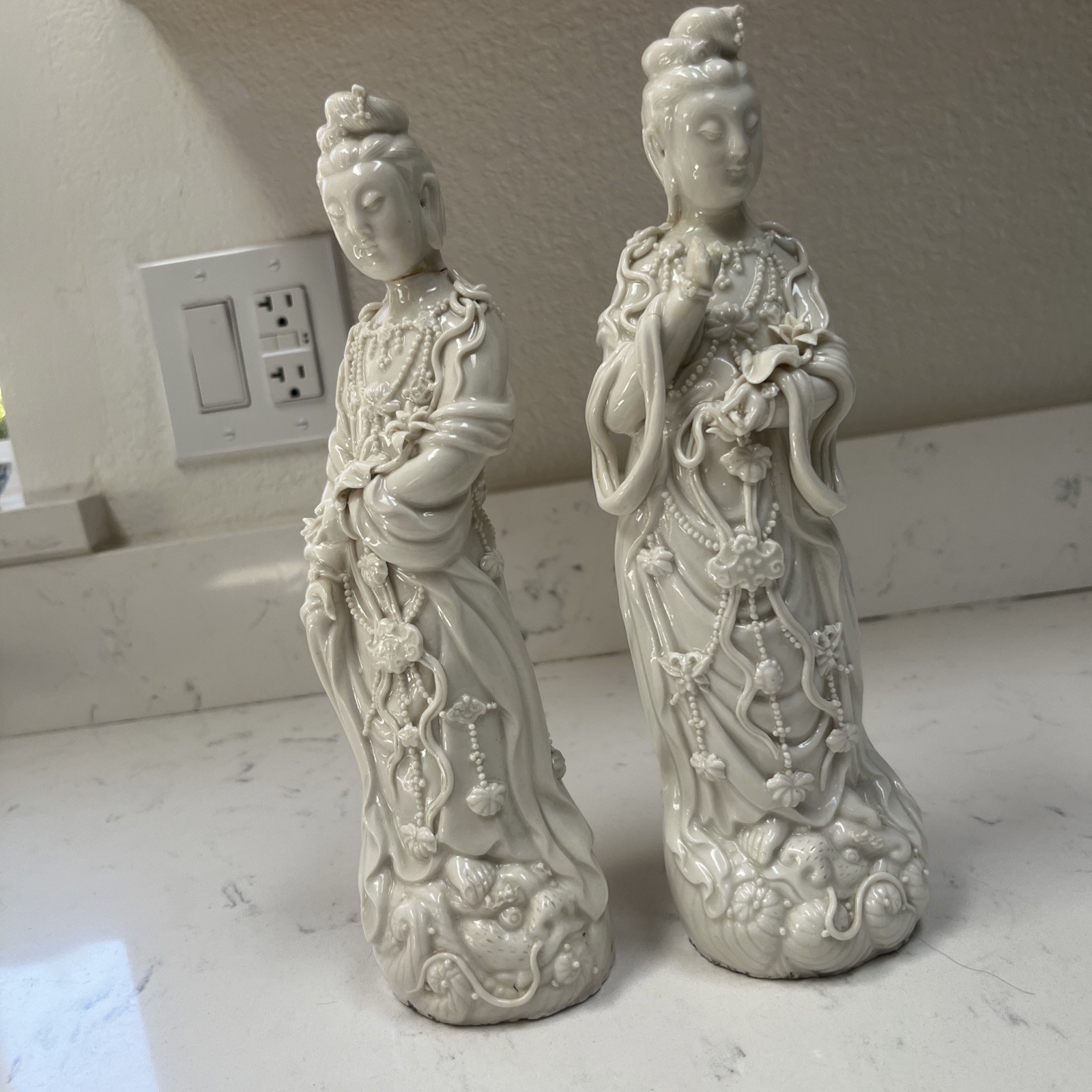 Fine Estate Chinese Dehua Blanc de Chine Figure Guanyin Marked Fine Estate Chinese Dehua Blanc de Chine Figure Guanyin Marked