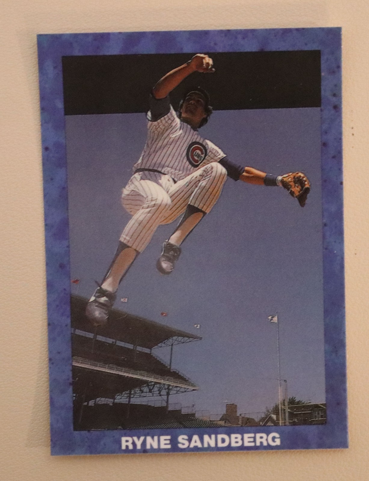 Ryne Sandberg - Chicago Cubs - Blue Border Jumping in Wrigley Field Broder Card Ryne Sandberg - Chicago Cubs - Blue Border Jumping in Wrigley Field Broder Card