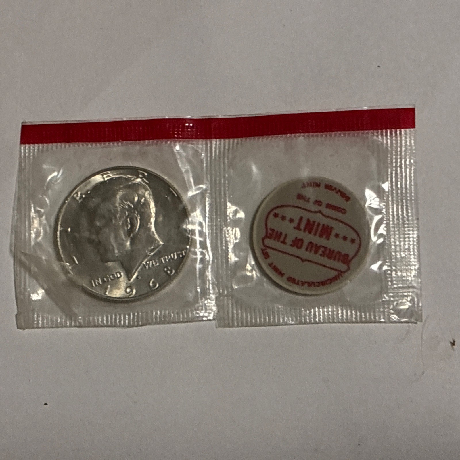 1968 D MINT KENNEDY HALF DOLLAR - (40% SILVER) - MINT CELLO - MINT TOKEN