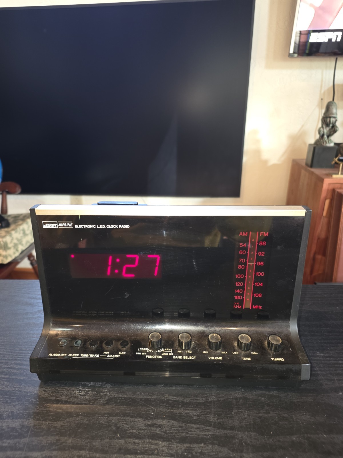 Vintage 1970s Montgomery Ward Airline AM/FM Alarm Clock Radio Model GEN-1959A Vintage 1970s Montgomery Ward Airline AM/FM Alarm Clock Radio Model GEN-1959A