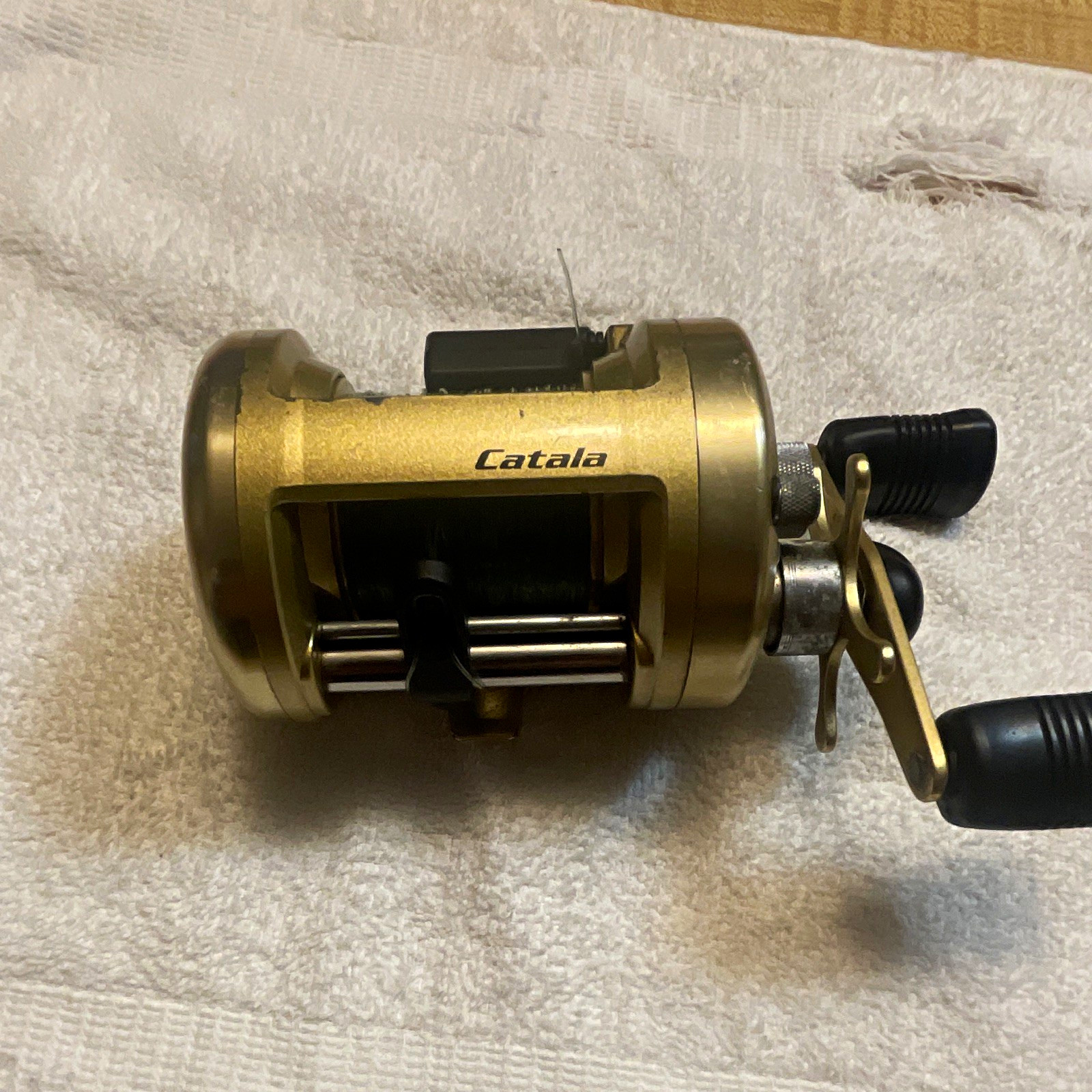 Shimano Catala 401 Gold Baitcast Reel 4BB 5.2:1 left Hand Retrieve Shimano Catala 401 Gold Baitcast Reel 4BB 5.2:1 left Hand Retrieve