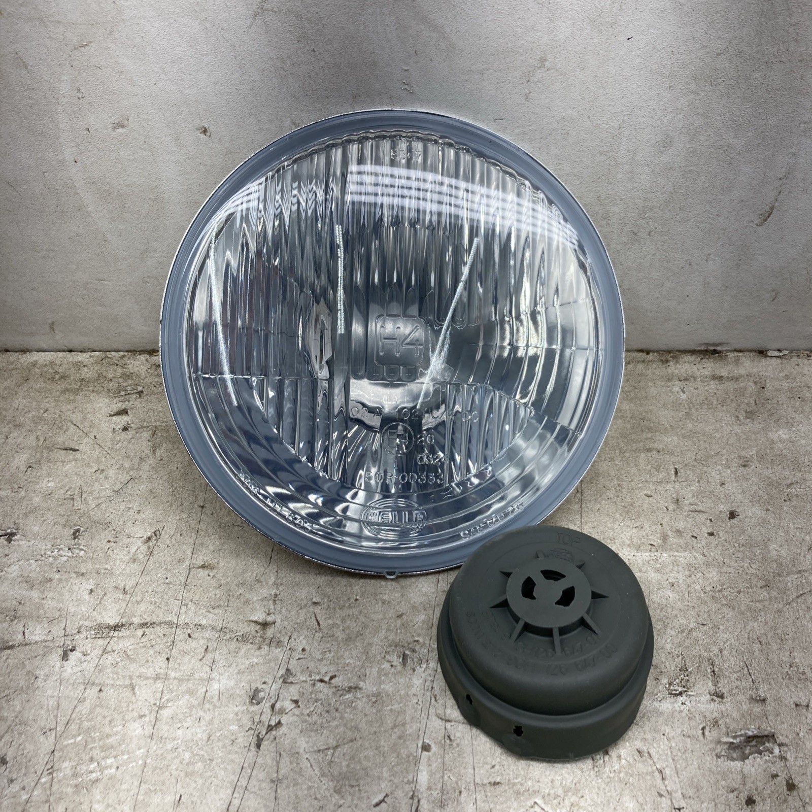 Hella 7” Round Headlight Assembly 1A6 002. 395-031 (New Old Stock) Hella 7” Round Headlight Assembly 1A6 002. 395-031 (New Old Stock)