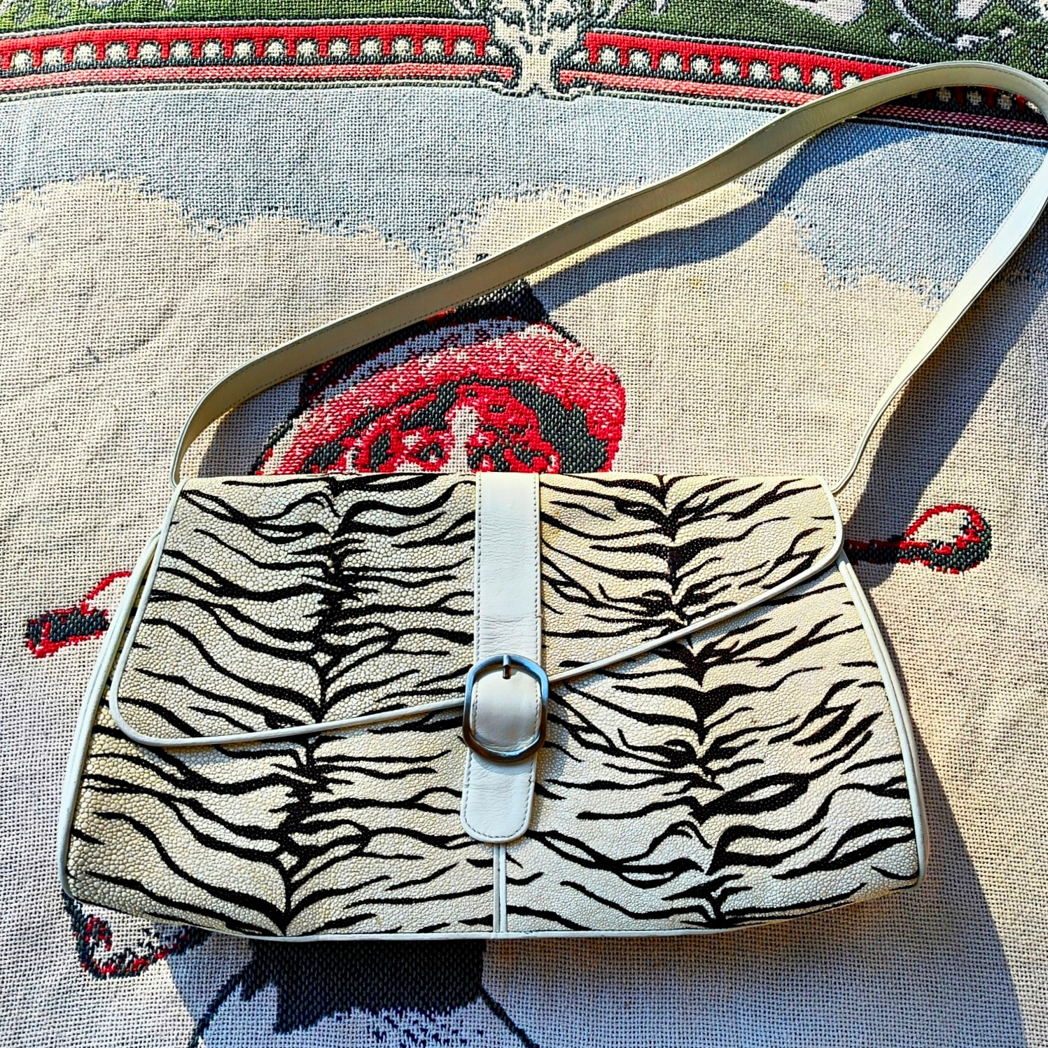 STUNNING vintage genuine (tiger) stingray skin purse in crisp ivory and black.