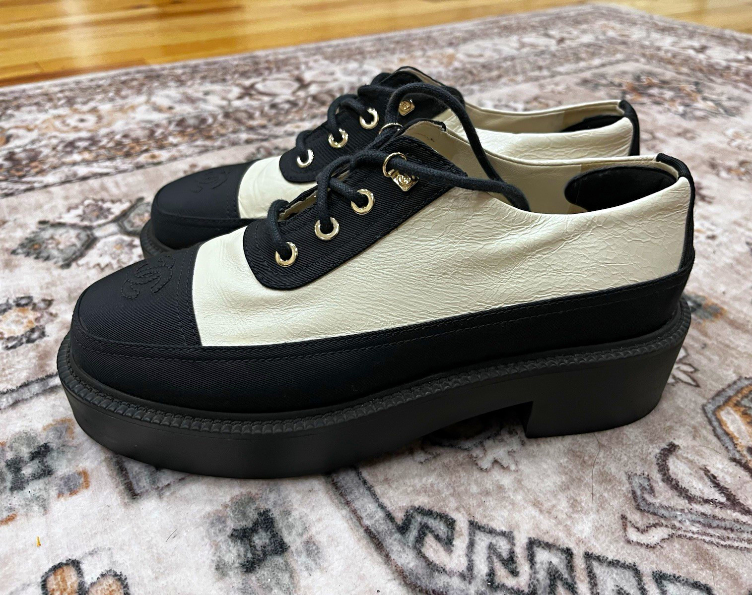 CHANEL Women’s Oxford Shoes Black/White Colorblock Leather Lace-Up EU 37 US 7 CHANEL Women’s Oxford Shoes Black/White Colorblock Leather Lace-Up EU 37 US 7