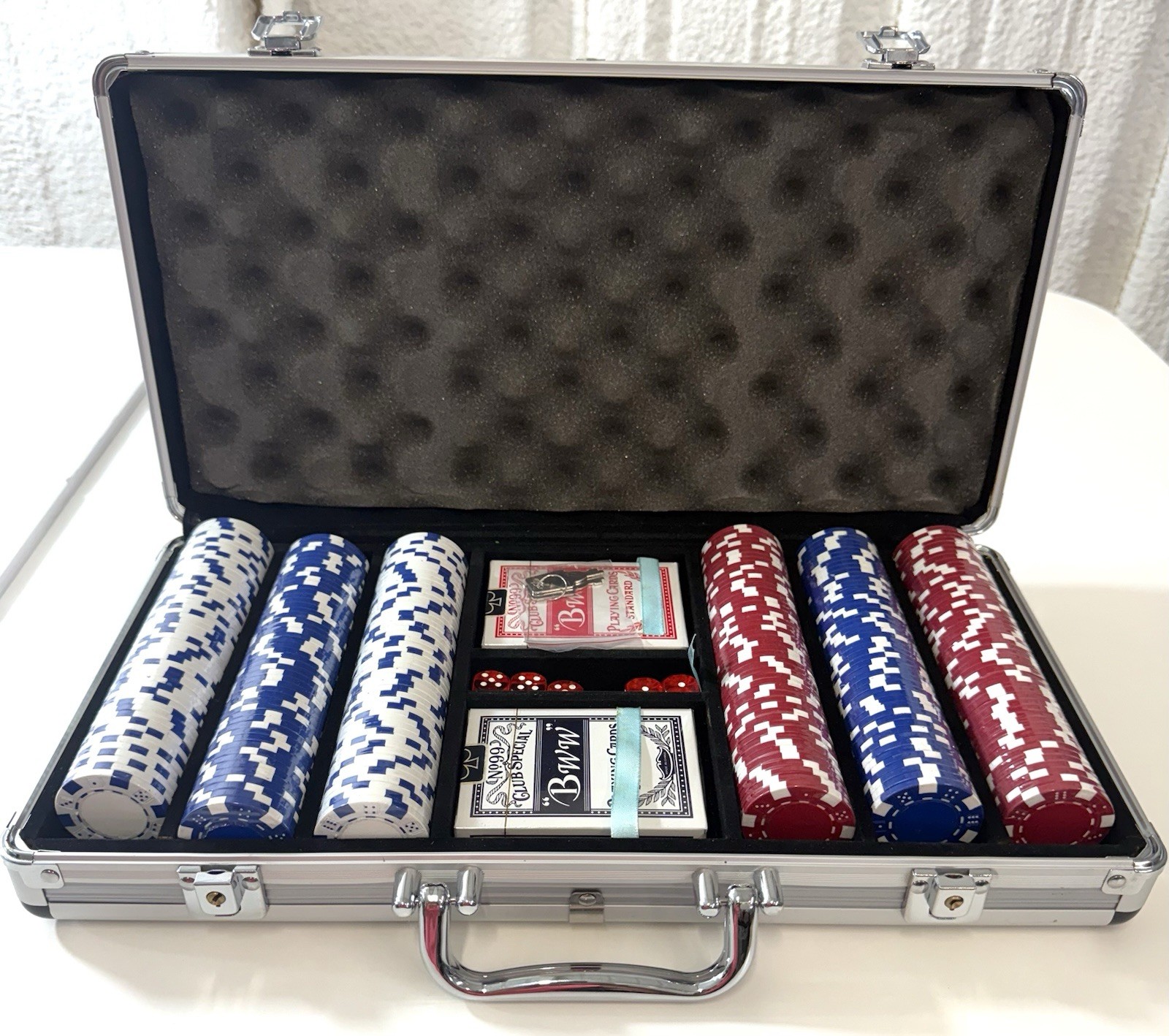 300 Piece Poker Set Carrying Case Chips Dice Key BWW No 99 Club Special Cards