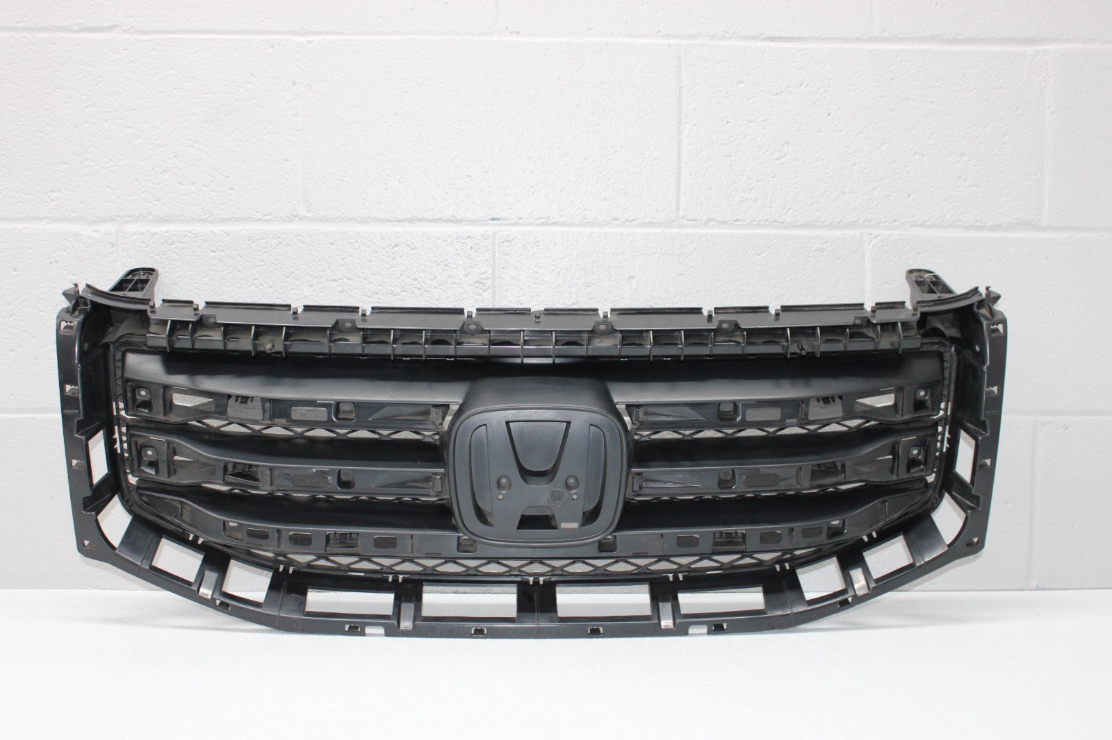 2012 2015 HONDA PILOT FRONT UPPER GRILLE INSERT OEM 2012 2015 HONDA PILOT FRONT UPPER GRILLE INSERT OEM