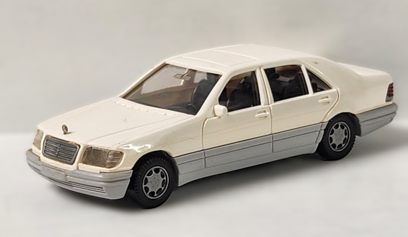 Wiking #158-04 Mercedes-Benz 500 SEL Sedan HO Scale 1:87