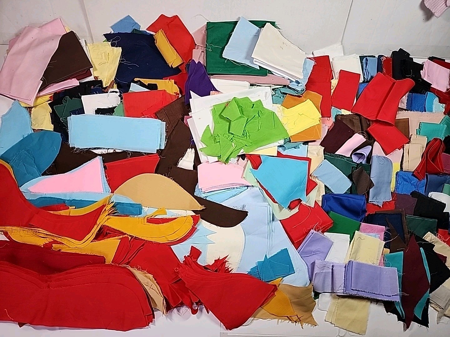 Massive 960+pc 9lb Assorted Precut Quilting Lot Patterns Strips Scraps Remnants 