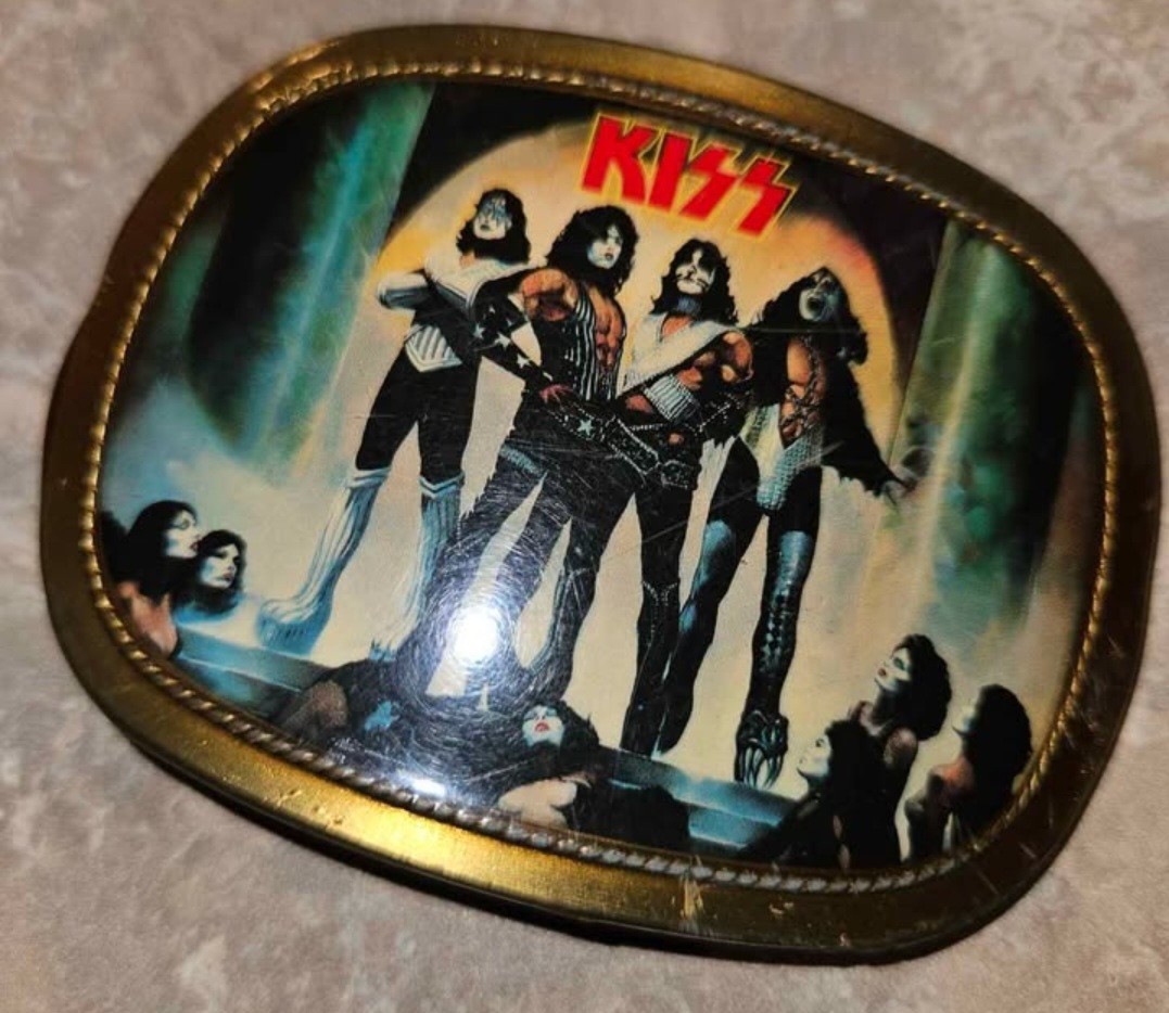 KISS LOVE GUN VINTAGE 1977 PACIFICA COLLECTIBLE BELT BUCKLE ACE PETER GENE PAUL KISS LOVE GUN VINTAGE 1977 PACIFICA COLLECTIBLE BELT BUCKLE ACE PETER GENE PAUL