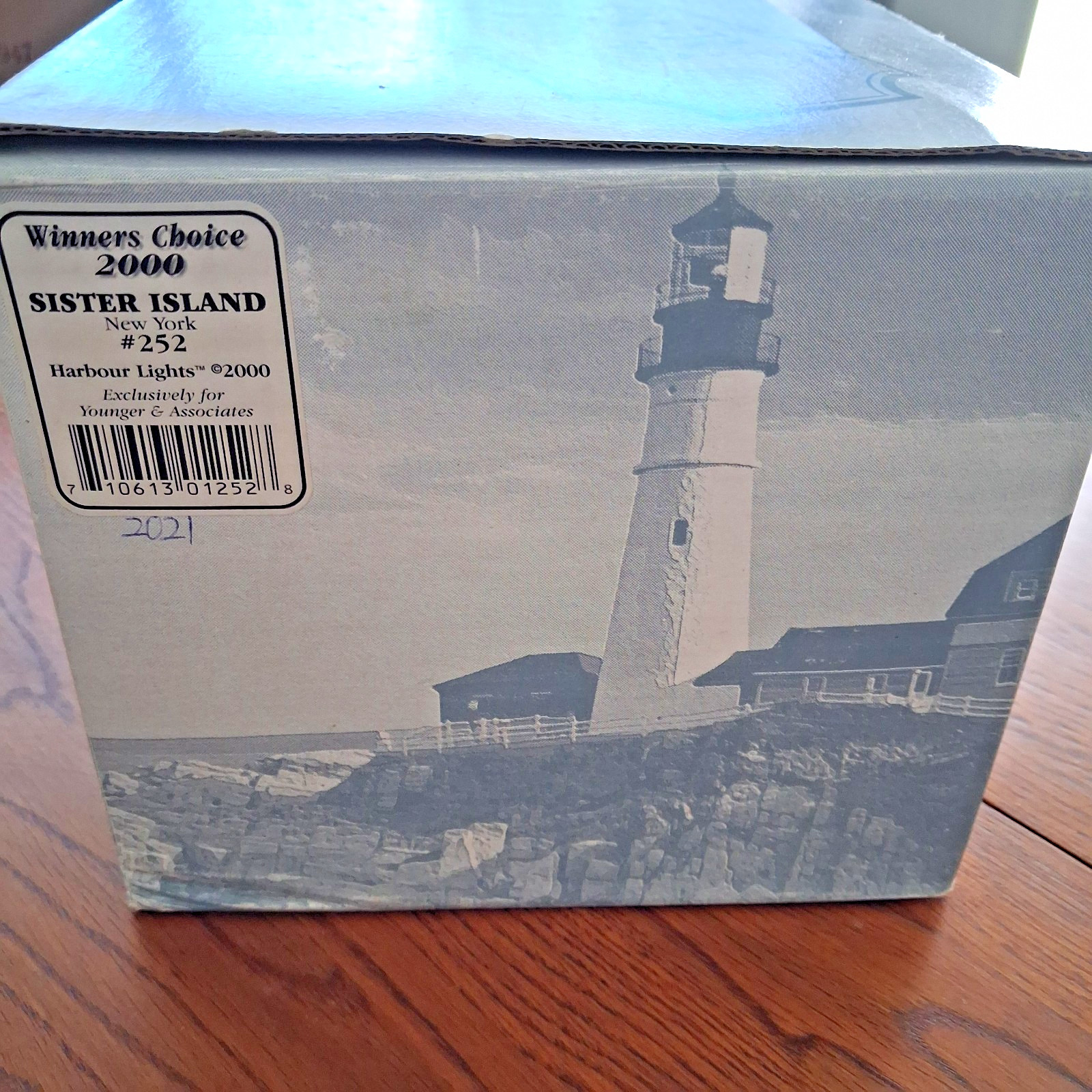 Signed Harbour Lights # 252 Sister Island Winners Choice Box, COA & Hassan Card Signed Harbour Lights # 252 Sister Island Winners Choice Box, COA & Hassan Card