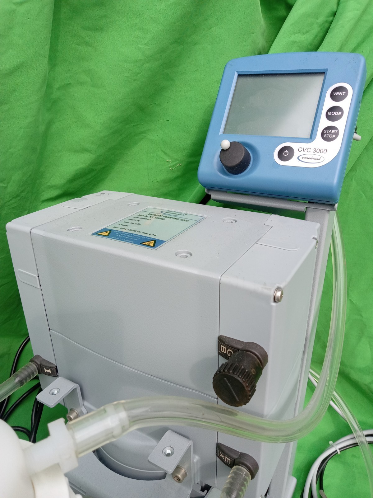 Lab Vacuum Vacuubrand pumping unit md 4c nt vario