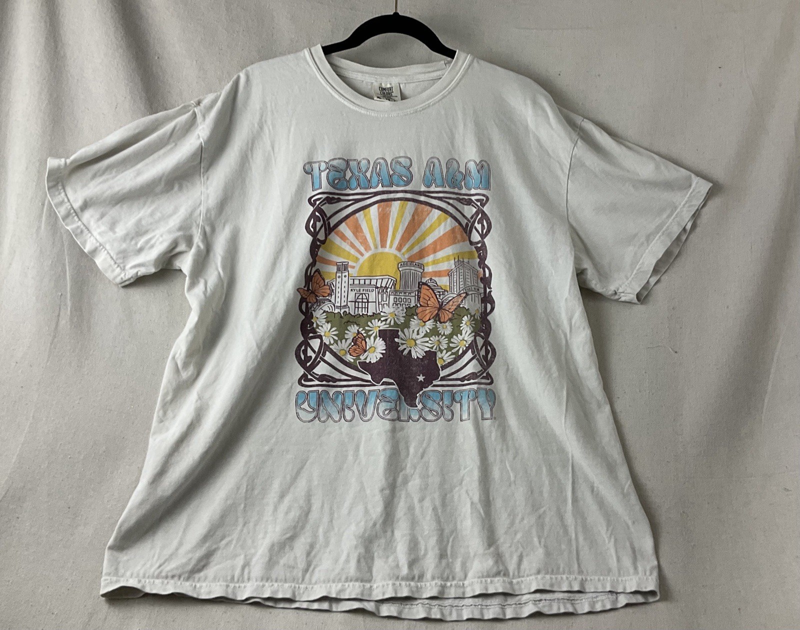 Texas A&M Mens XL T-Shirt Off White Distressed Colorful Bulidings Texas A&M Mens XL T-Shirt Off White Distressed Colorful Bulidings