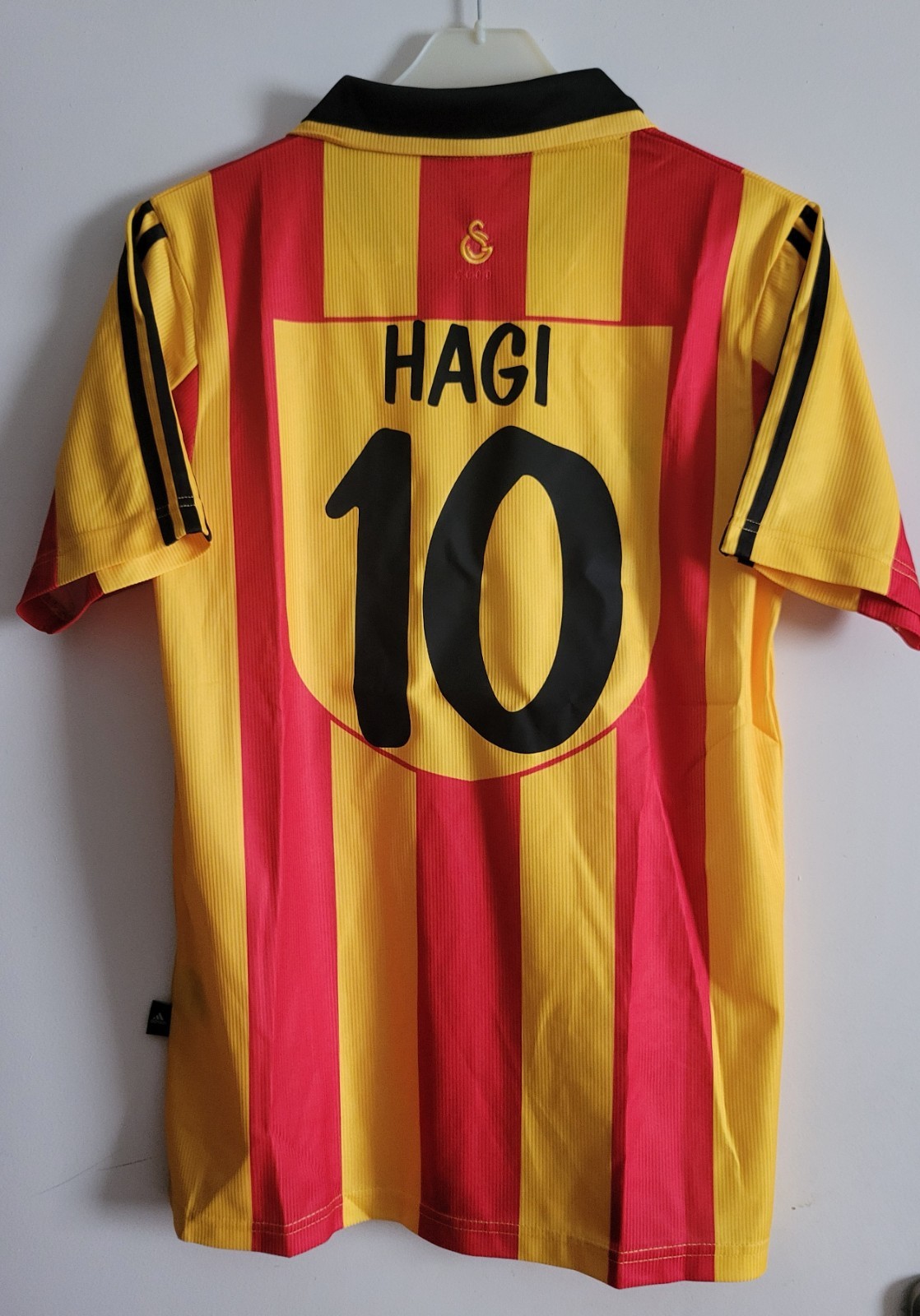 Galatasaray 1999/2000 Iconic Football Shirt Hagi 10 Size L Galatasaray 1999/2000 Iconic Football Shirt Hagi 10 Size L