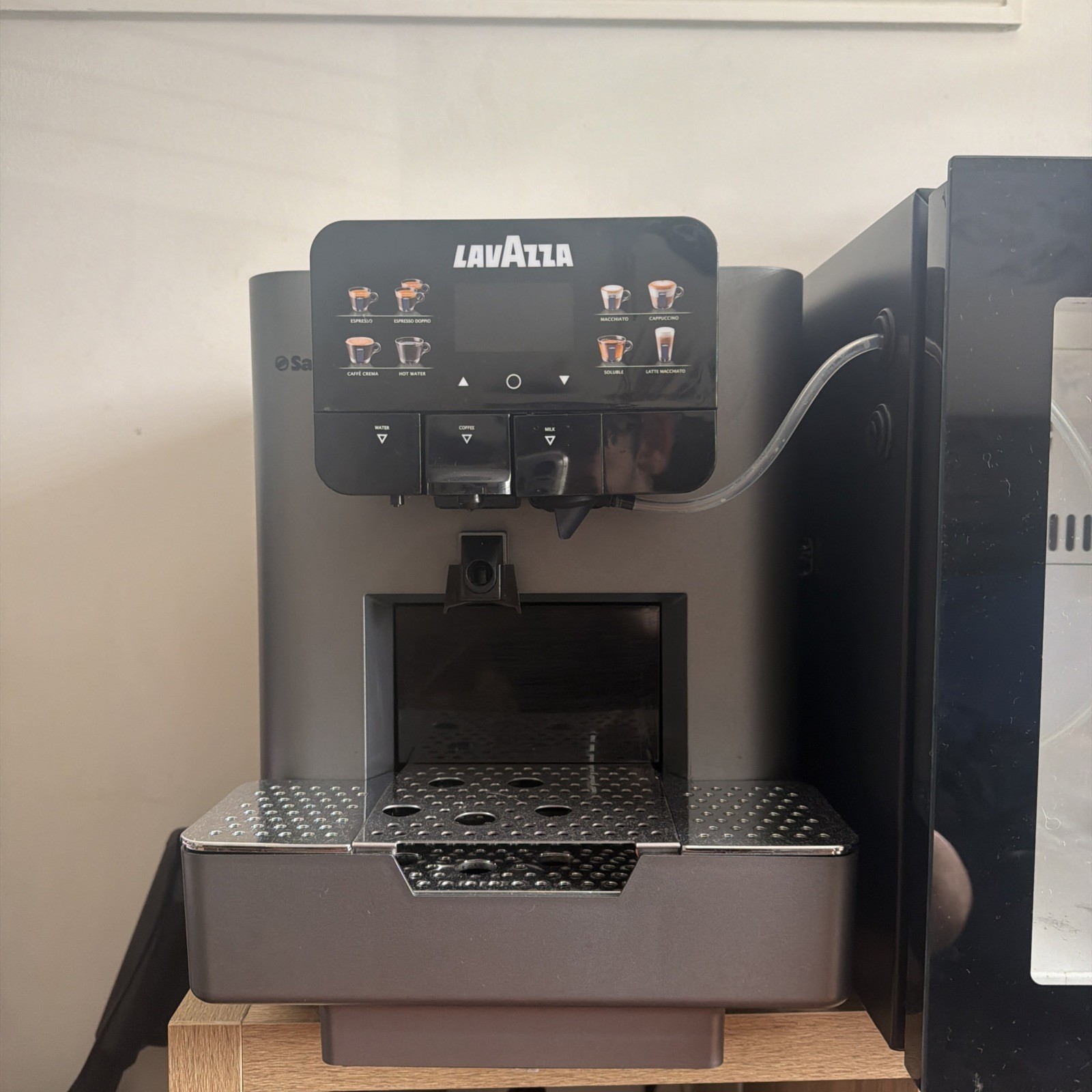 Lavazza LB2317 Capsule Coffee Machine + fresh-milk fridge
