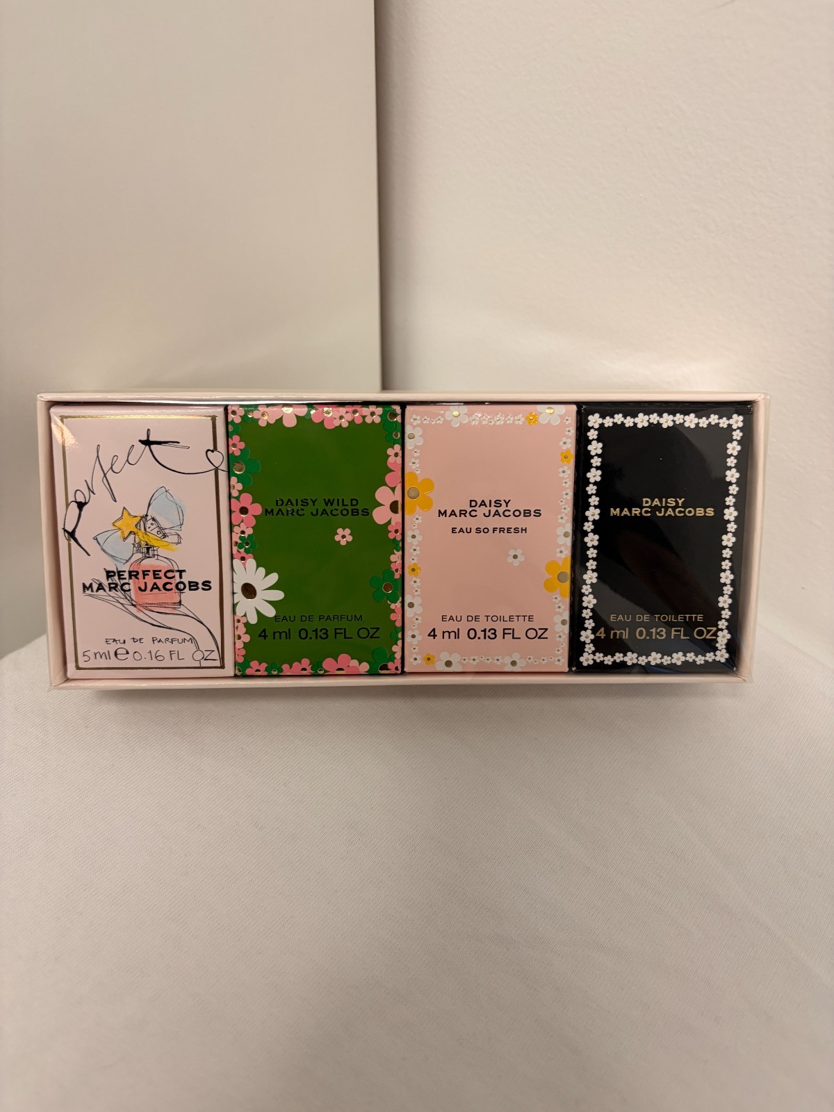 Marc Jacobs Travel Exclusive 4-Piece Mini Fragrance Gift Set 0.13 oz