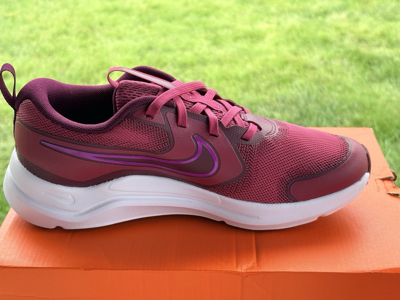 Womens nike sneakers size 7.5, Size 6Y